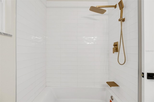 bathroom featuring tiled shower / bath