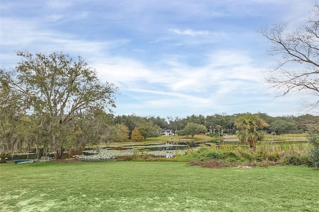 view of yard featuring a water view