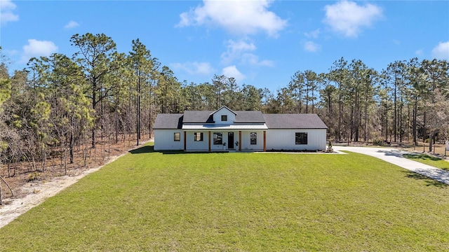 view of front of home featuring a front yard