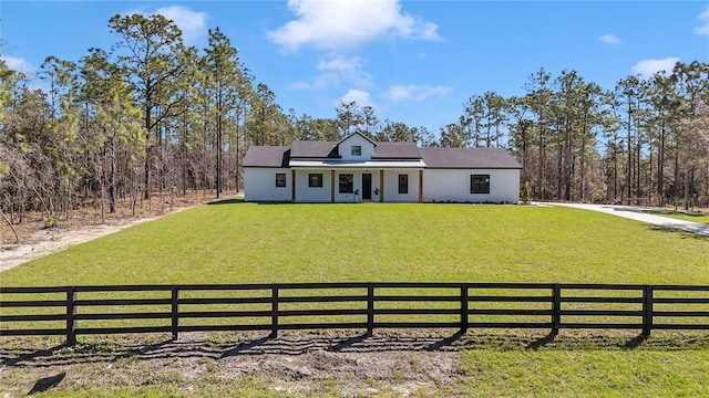 view of front of house featuring a front lawn and fence