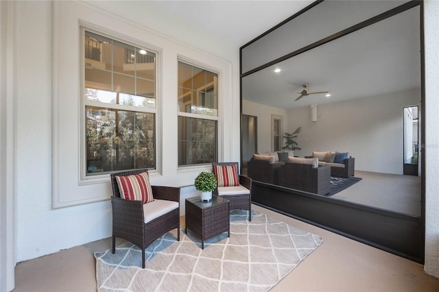 sunroom with ceiling fan