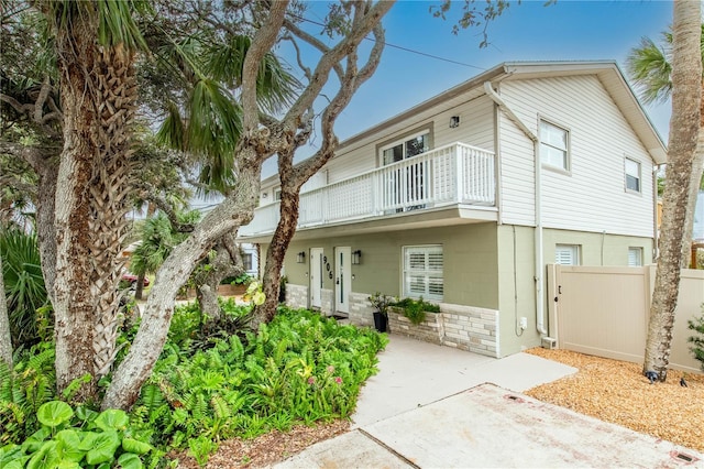 view of front of property featuring a balcony