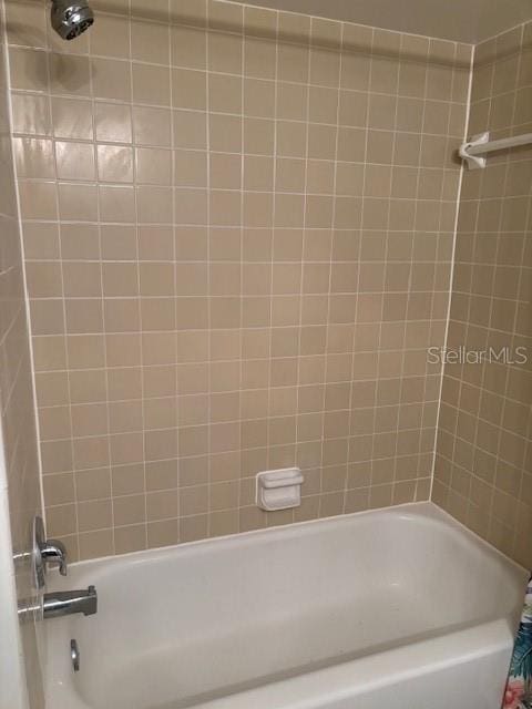 bathroom featuring tiled shower / bath