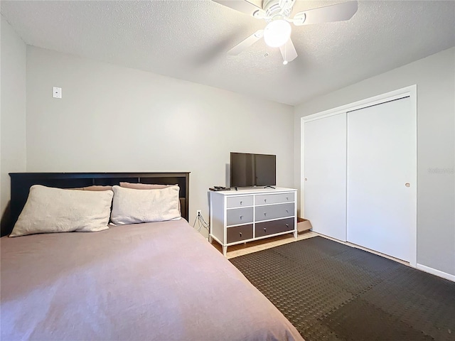 unfurnished bedroom with ceiling fan, a closet, and a textured ceiling