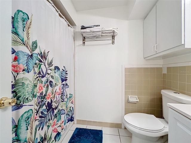 bathroom featuring a shower with curtain, tile walls, toilet, and tile patterned floors