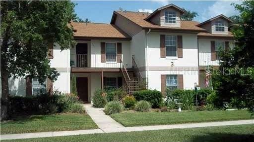 view of front of home featuring a front lawn