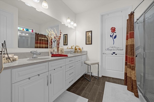 bathroom featuring a shower with curtain and vanity