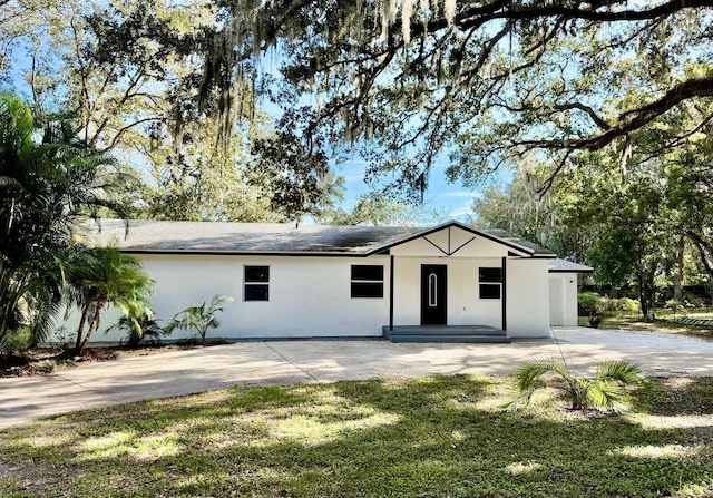 view of front facade with a front yard