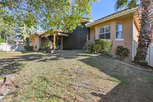 view of front of property featuring a front lawn