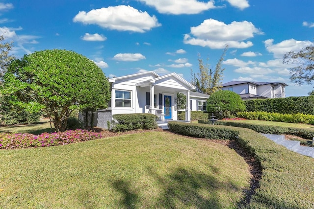 view of front of home featuring a front lawn