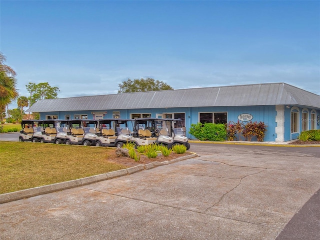 view of front facade featuring a front lawn