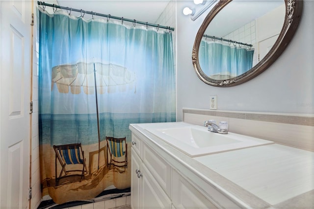 bathroom featuring a shower with curtain and vanity