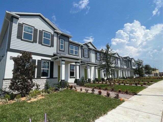 view of front of property with a front yard