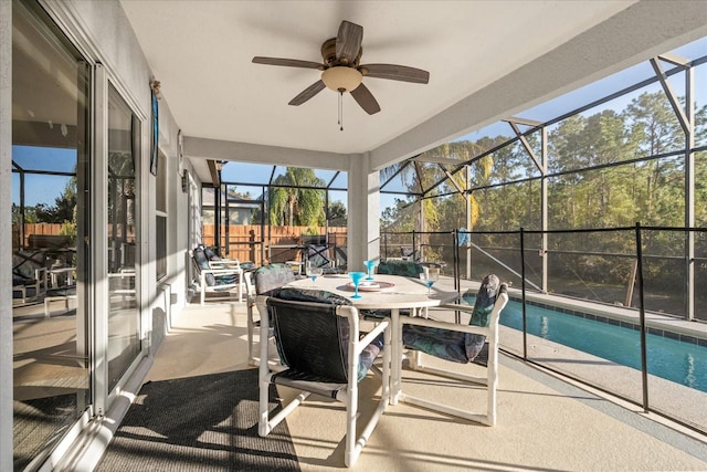 sunroom featuring ceiling fan