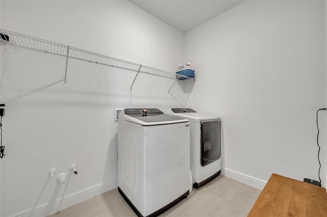 washroom featuring light tile patterned floors and independent washer and dryer