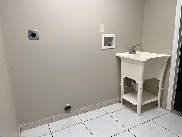 washroom with washer hookup, light tile patterned floors, hookup for an electric dryer, laundry area, and baseboards