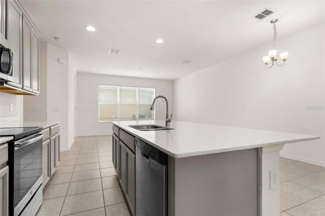 kitchen with appliances with stainless steel finishes, a kitchen island with sink, sink, decorative light fixtures, and gray cabinets