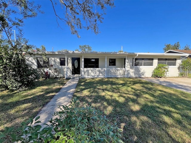 ranch-style house featuring a front yard