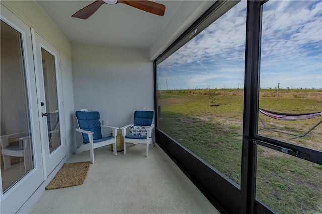 sunroom with ceiling fan