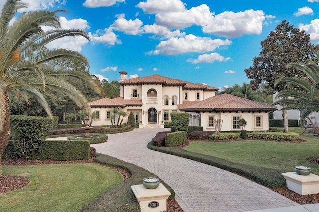 view of front of home featuring a front lawn