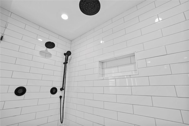 bathroom featuring a tile shower