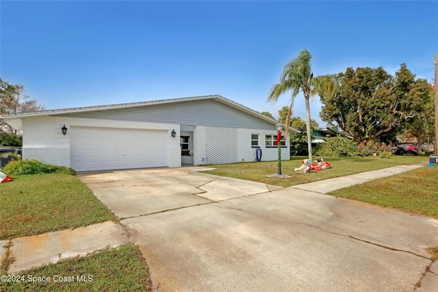 view of front facade featuring a garage and a front lawn