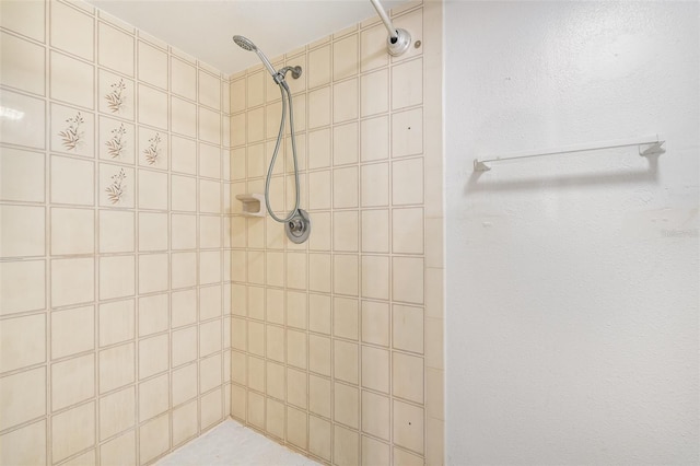 bathroom featuring tiled shower