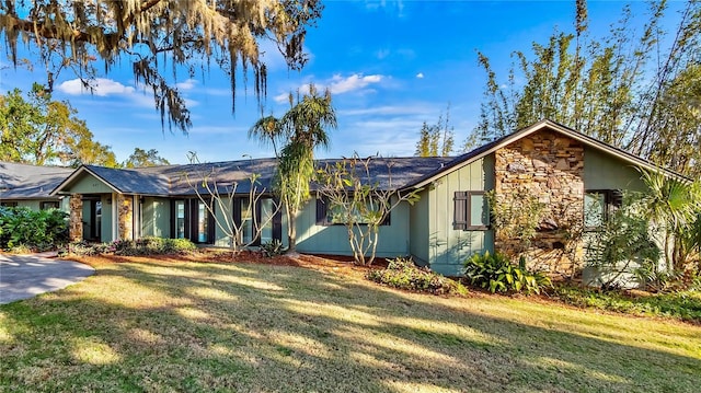 ranch-style house featuring a front lawn