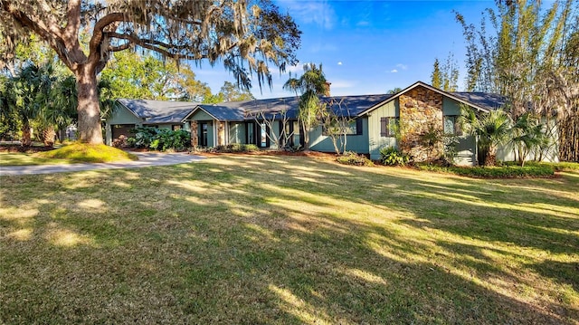 ranch-style home featuring a front lawn