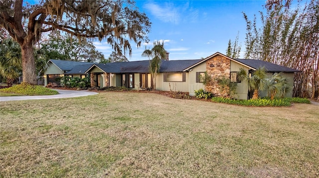 ranch-style home featuring a front lawn