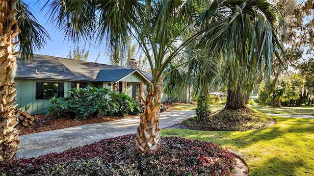 view of front of house featuring a front lawn