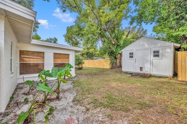 view of yard featuring a shed