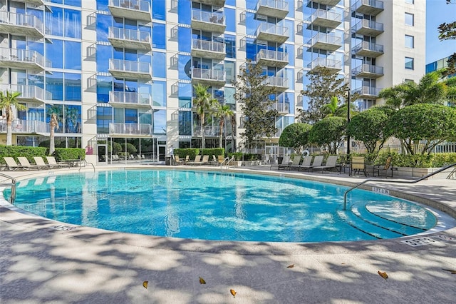 view of swimming pool