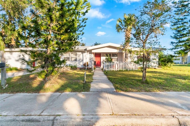 view of front of home featuring a front lawn