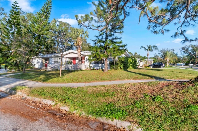 2695 S E Ave, Sarasota, FL 34239 - view of front of house featuring a front yard