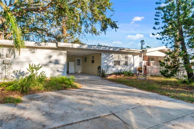 2695 S E Ave, Sarasota, FL 34239 - ranch-style home featuring driveway and a carport