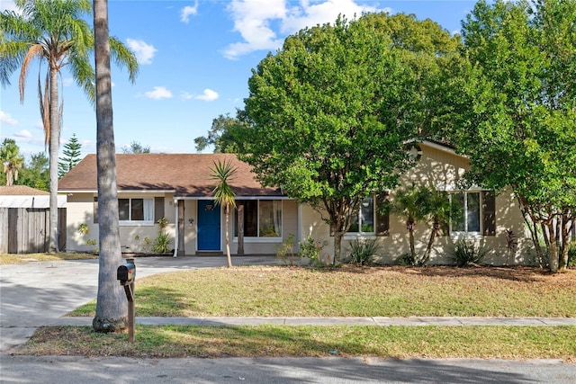 view of front of house featuring a front lawn