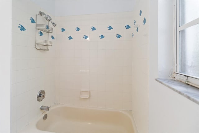 bathroom with tiled shower / bath