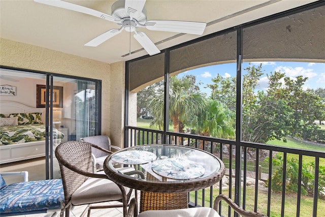 sunroom with ceiling fan