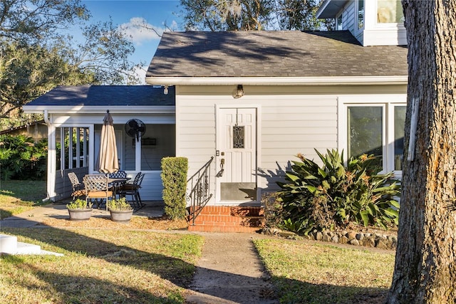 view of front of house featuring a front yard