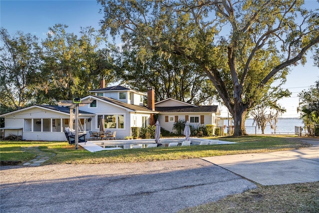 view of front of house featuring a porch and a front lawn