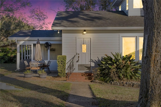 view of front of property with a lawn