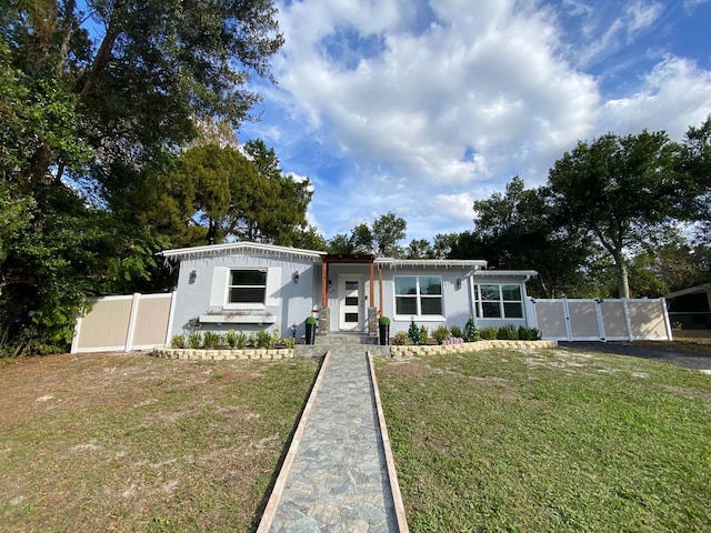 manufactured / mobile home featuring a front lawn