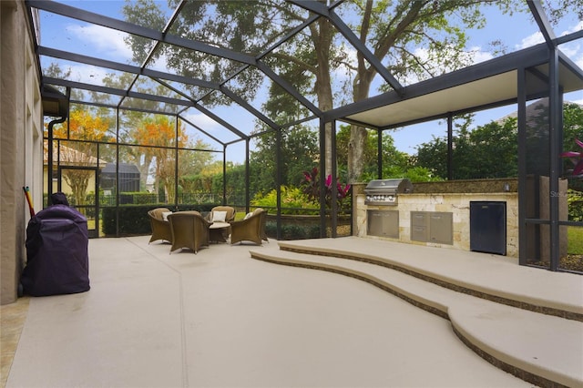 view of patio featuring an outdoor kitchen, area for grilling, and a lanai