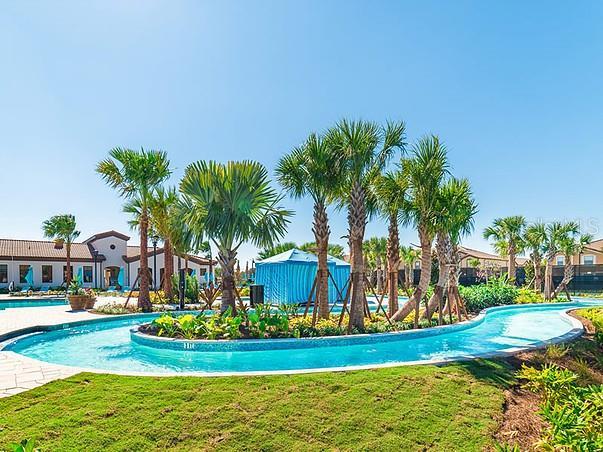 view of swimming pool featuring a yard