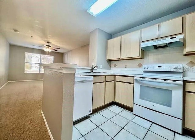 kitchen featuring ceiling fan, sink, kitchen peninsula, white appliances, and light tile patterned flooring