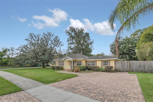 ranch-style home featuring a front lawn