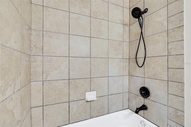 room details featuring tiled shower / bath combo