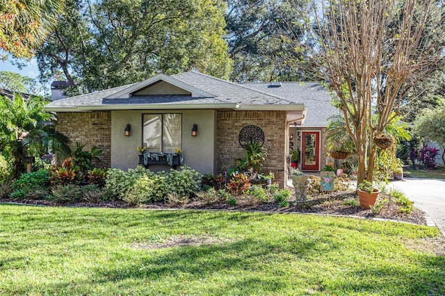 view of front of property featuring a front lawn