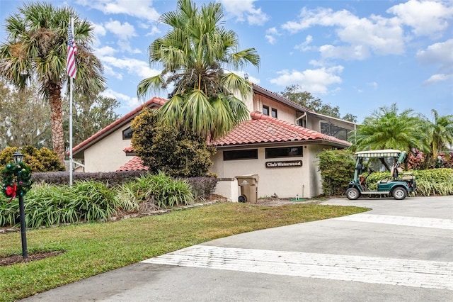 view of front of home featuring a front lawn